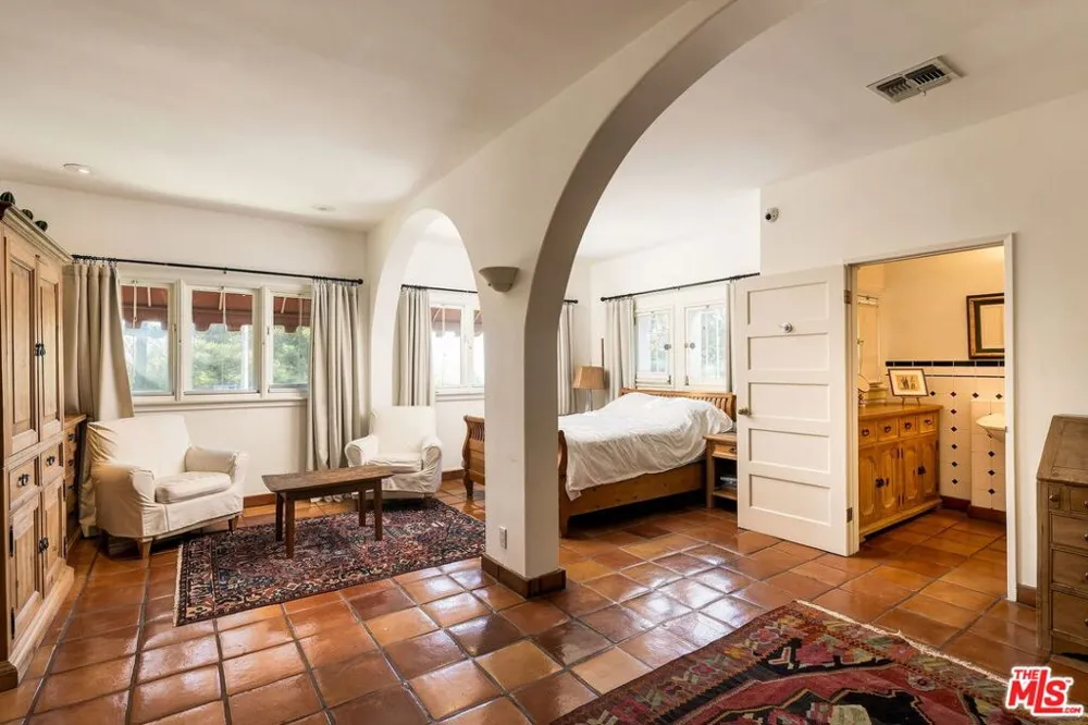 7887 Hillside Avenue Los Angeles, CA 90046