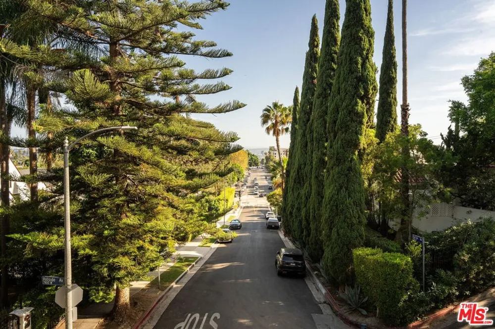 7887 Hillside Avenue Los Angeles, CA 90046