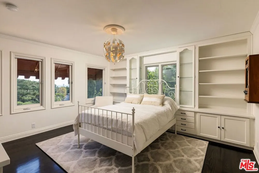 7887 Hillside Avenue Los Angeles, CA 90046