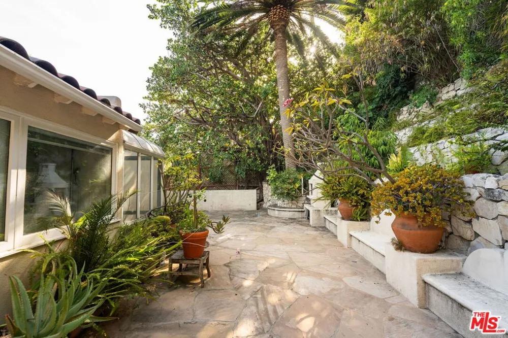 7887 Hillside Avenue Los Angeles, CA 90046