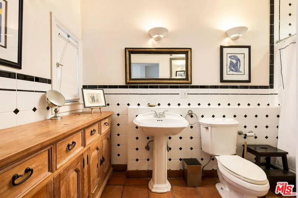 7887 Hillside Avenue Los Angeles, CA 90046