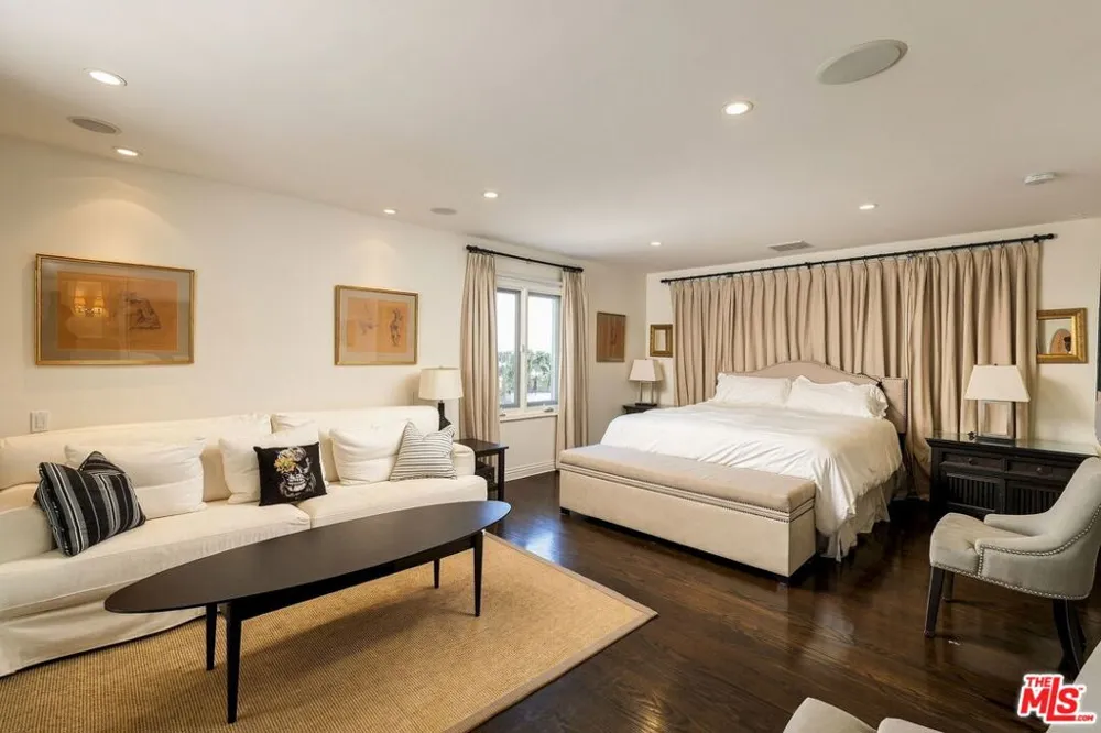 7887 Hillside Avenue Los Angeles, CA 90046