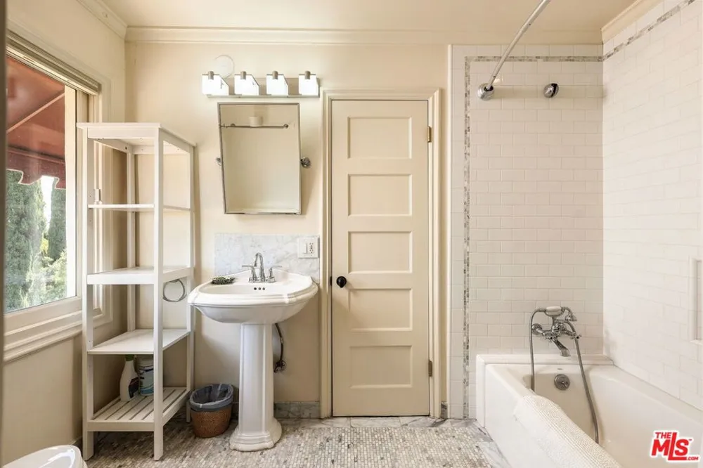 7887 Hillside Avenue Los Angeles, CA 90046
