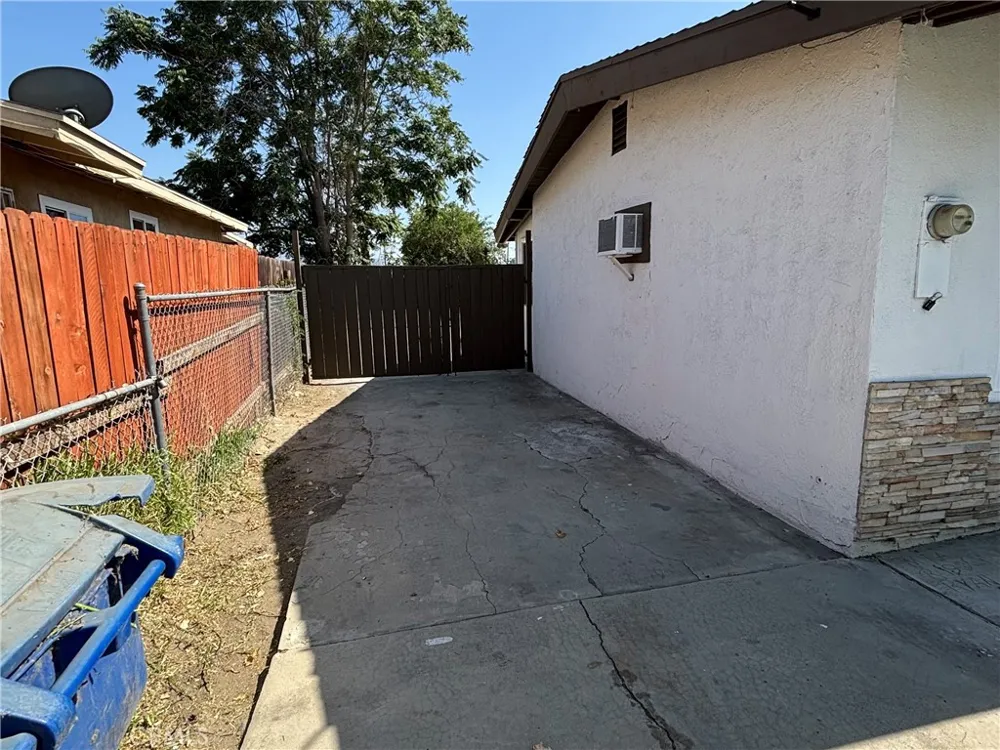 885 San Jacinto San Bernardino, CA 92408