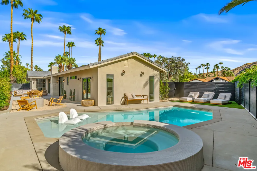 2942 E Orella Circle Palm Springs, CA 92264