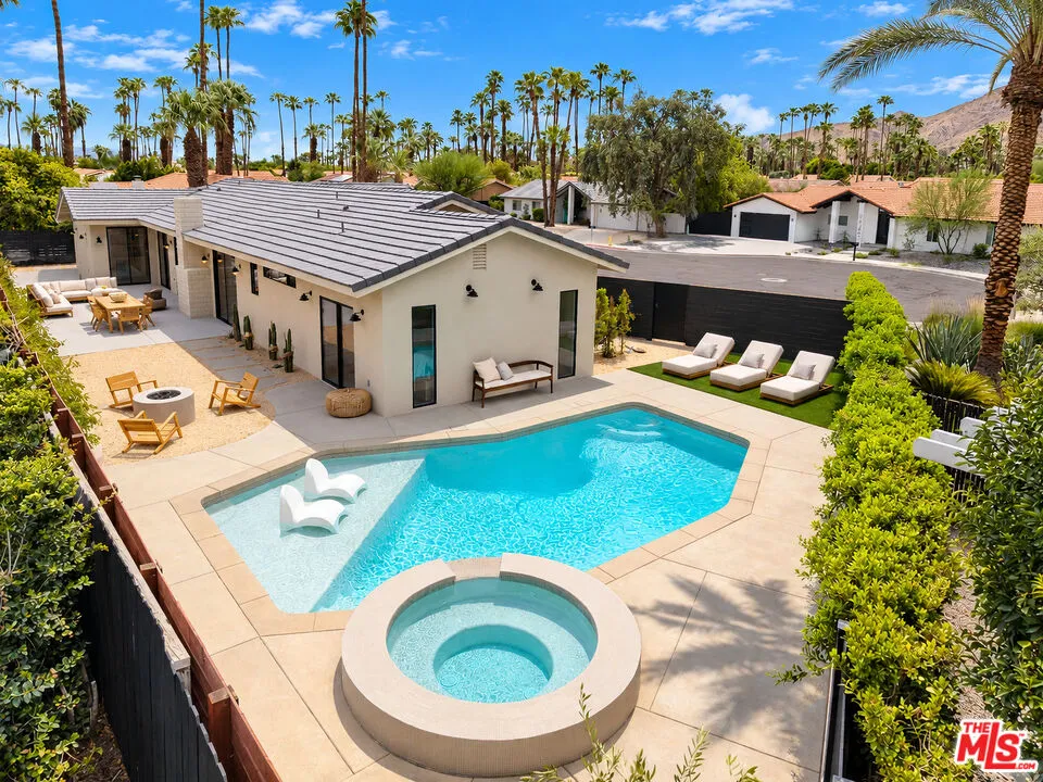 2942 E Orella Circle Palm Springs, CA 92264