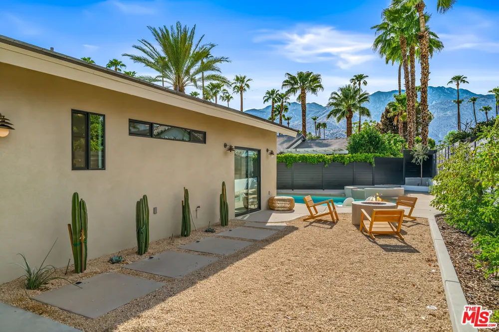 2942 E Orella Circle Palm Springs, CA 92264