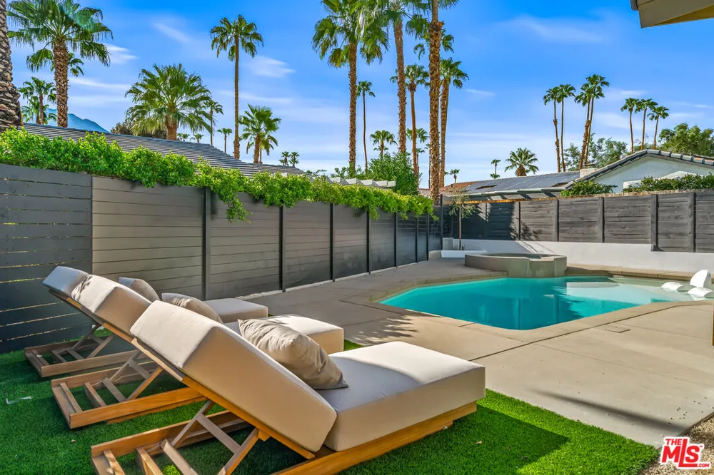 2942 E Orella Circle Palm Springs, CA 92264