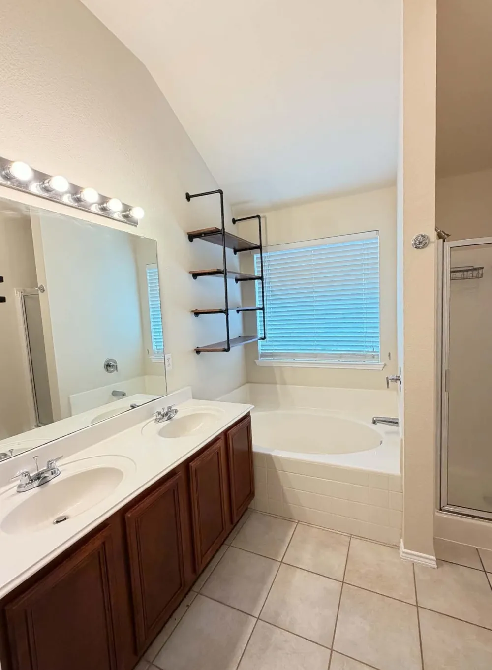 625 soledad Arlington, TX 76002