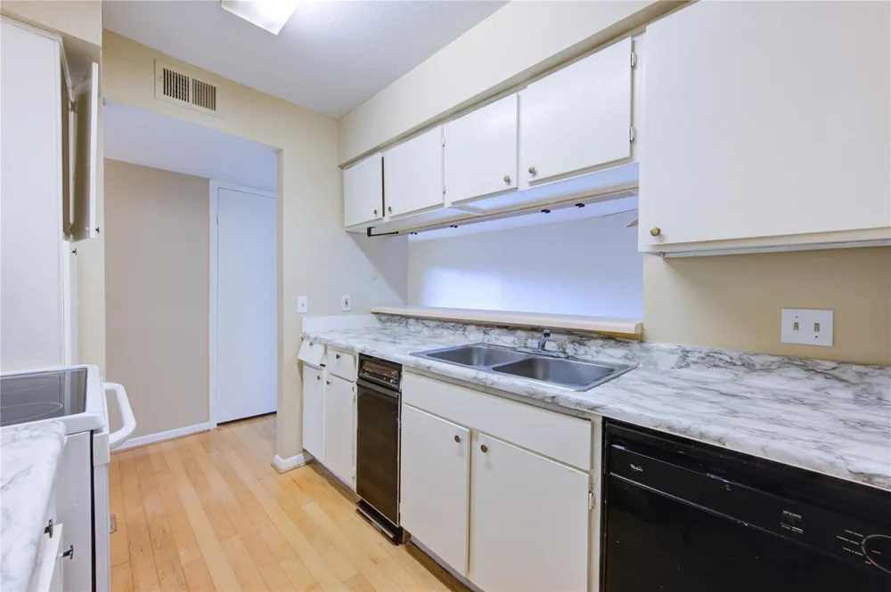 3055 Walnut Bend Lane #21 Houston, TX 77042
