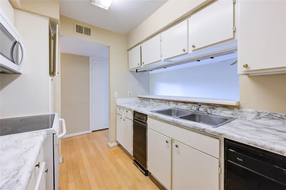 3055 Walnut Bend Lane #21 Houston, TX 77042