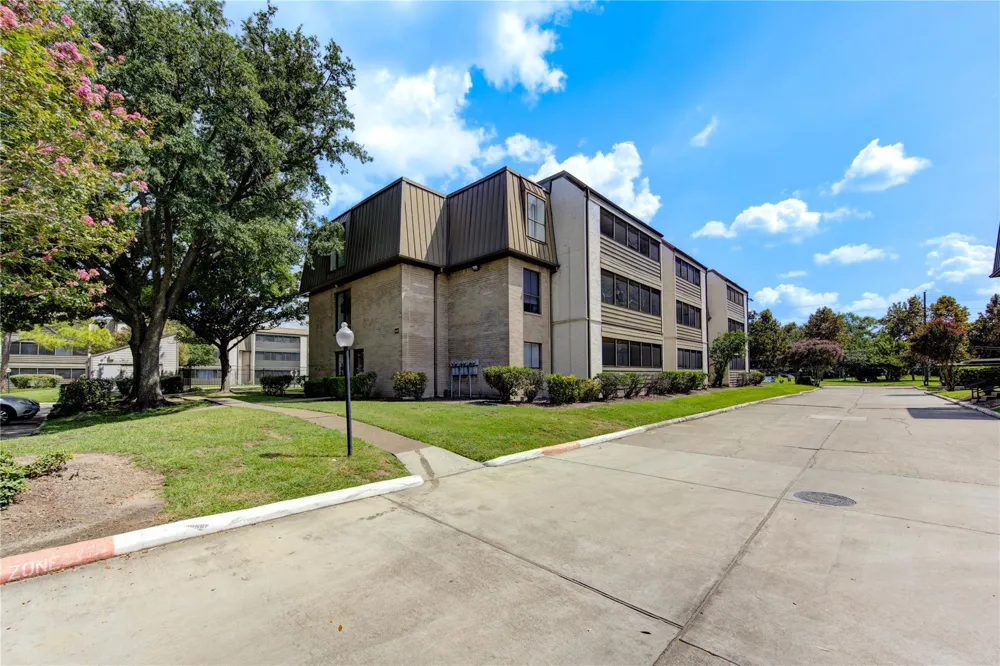 3055 Walnut Bend Lane #21 Houston, TX 77042