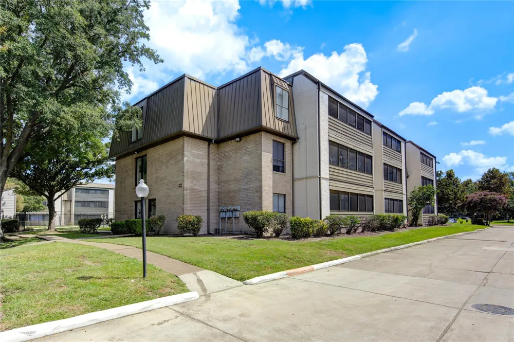 3055 Walnut Bend Lane #21 Houston, TX 77042