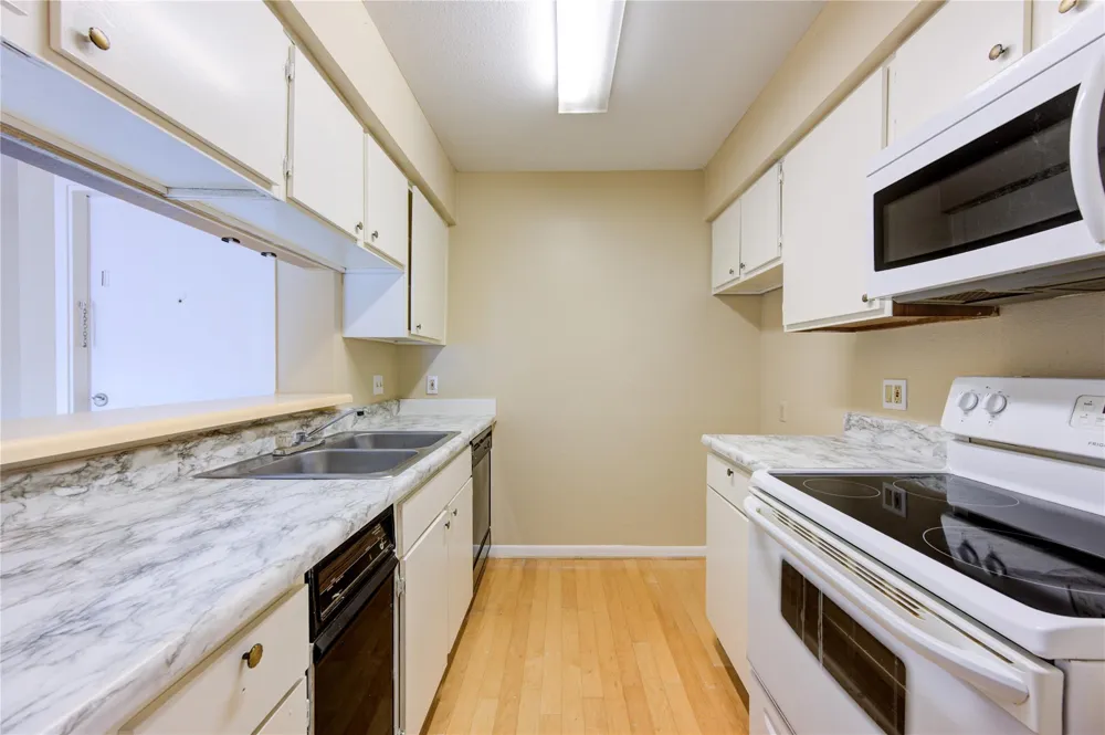 3055 Walnut Bend Lane #21 Houston, TX 77042