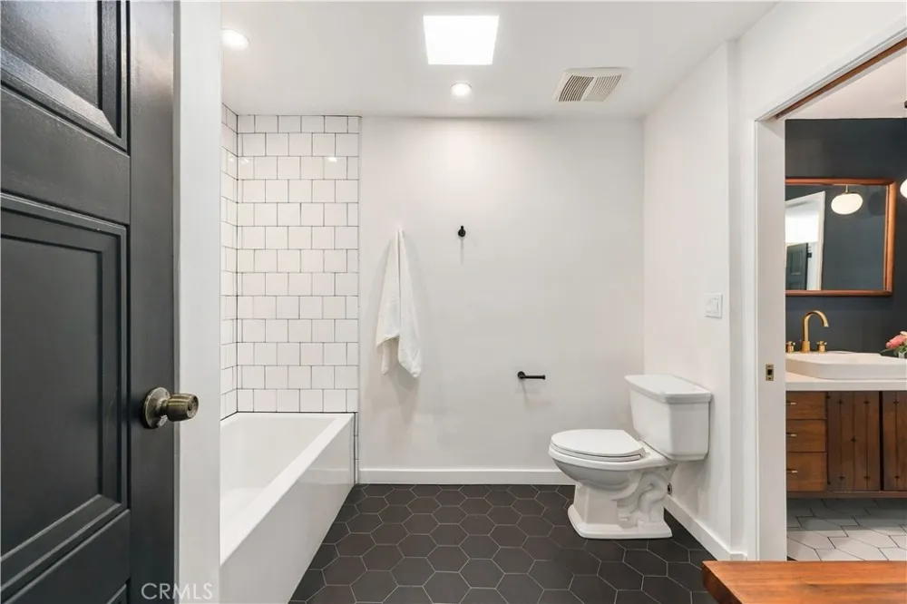 15207 Magnolia Boulevard #119 Sherman Oaks, CA 91403
