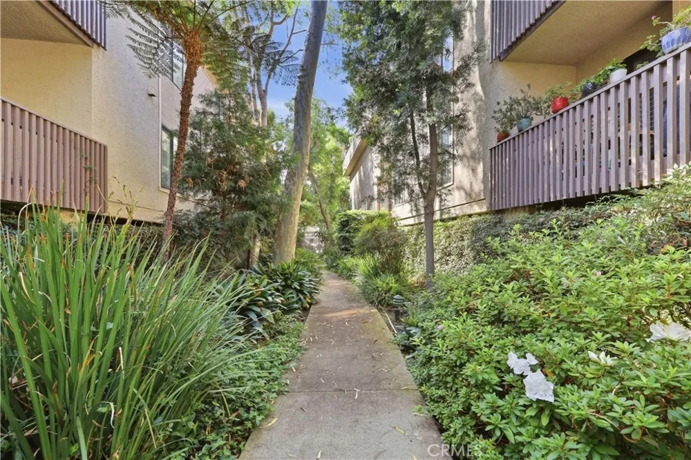 15207 Magnolia Boulevard #119 Sherman Oaks, CA 91403