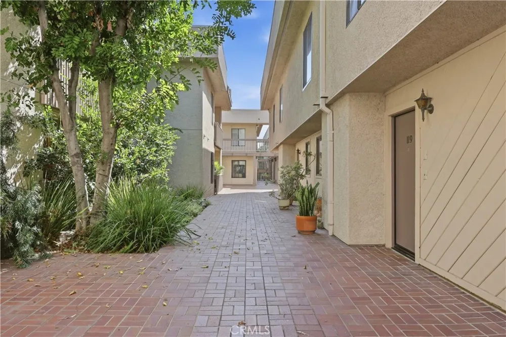 15207 Magnolia Boulevard #119 Sherman Oaks, CA 91403