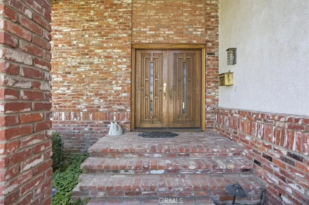 23134 La Granja Valencia, CA 91354