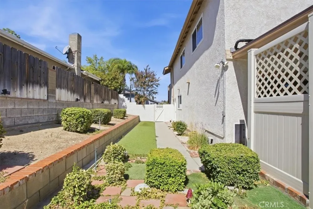 23134 La Granja Valencia, CA 91354