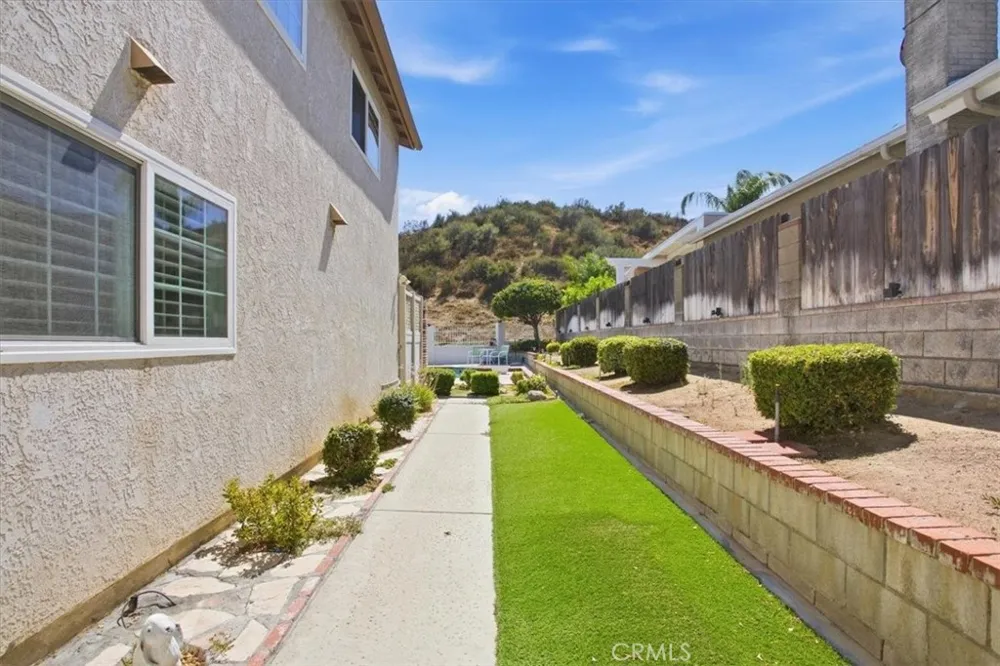 23134 La Granja Valencia, CA 91354