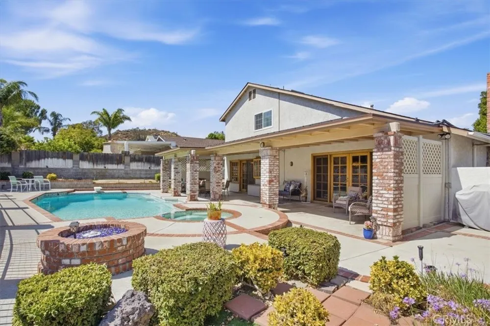 23134 La Granja Valencia, CA 91354