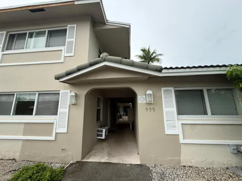 909 SE 14th Court #2