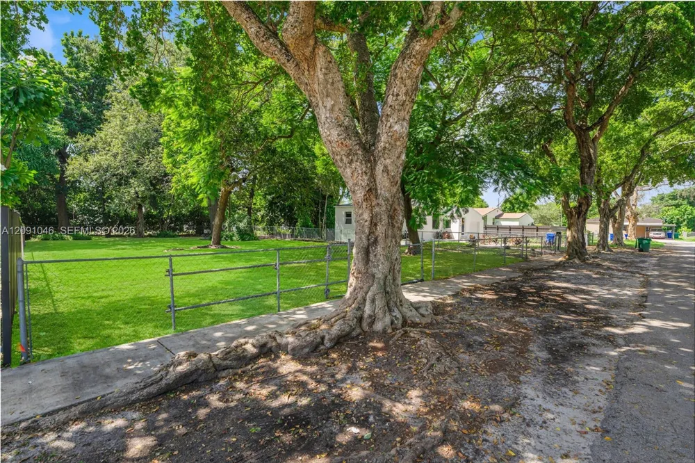 1060 NW 44th St Miami, FL 33127