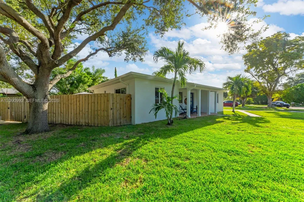 6891 SW 48th Ter Miami, FL 33155