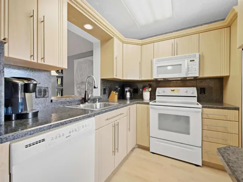 7145 Huntington Lane #205