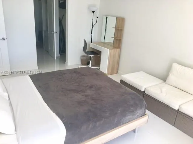 1200 Brickell Bay Dr #3121 Miami, FL 33131