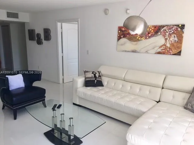 1200 Brickell Bay Dr #3121 Miami, FL 33131