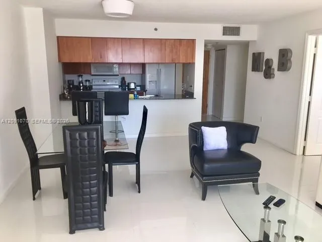1200 Brickell Bay Dr #3121 Miami, FL 33131