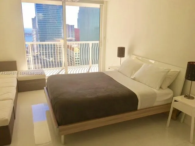 1200 Brickell Bay Dr #3121 Miami, FL 33131