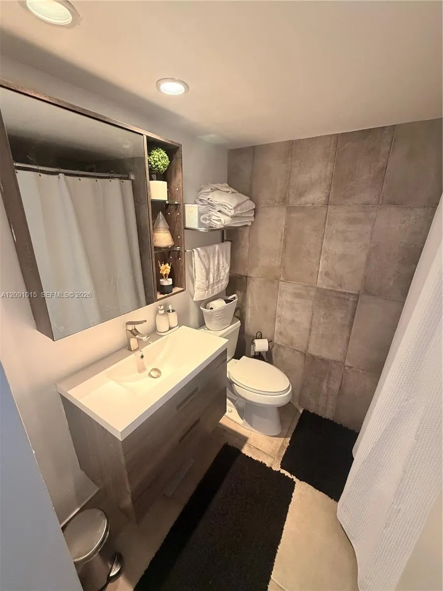 5700 Collins Ave #9B Miami Beach, FL 33140