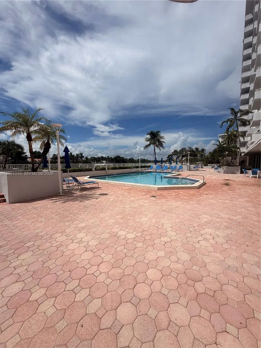 5700 Collins Ave #9B Miami Beach, FL 33140