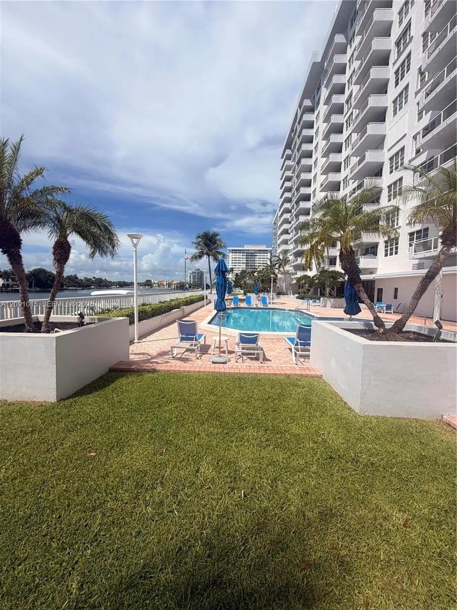 5700 Collins Ave #9B Miami Beach, FL 33140