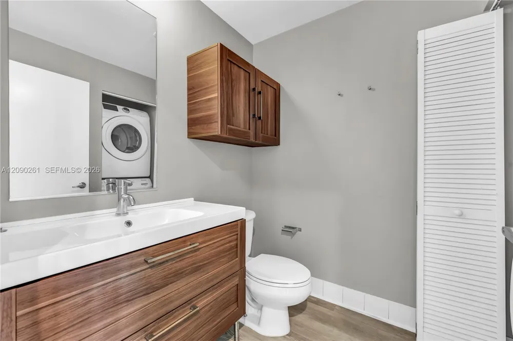 888 Biscayne Blvd #1710 Miami, FL 33132