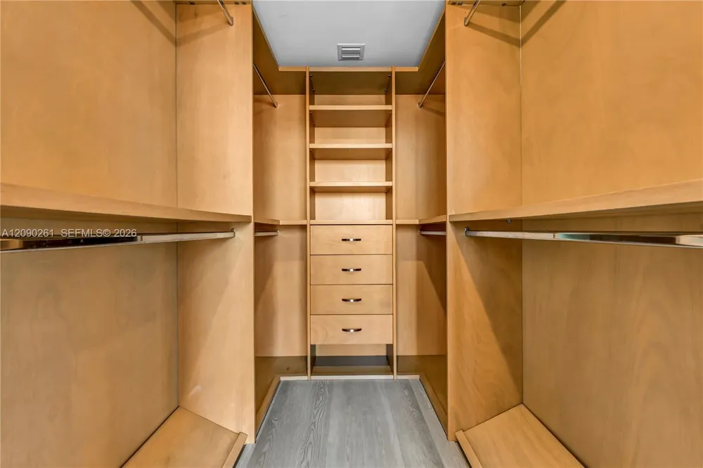 888 Biscayne Blvd #1710 Miami, FL 33132