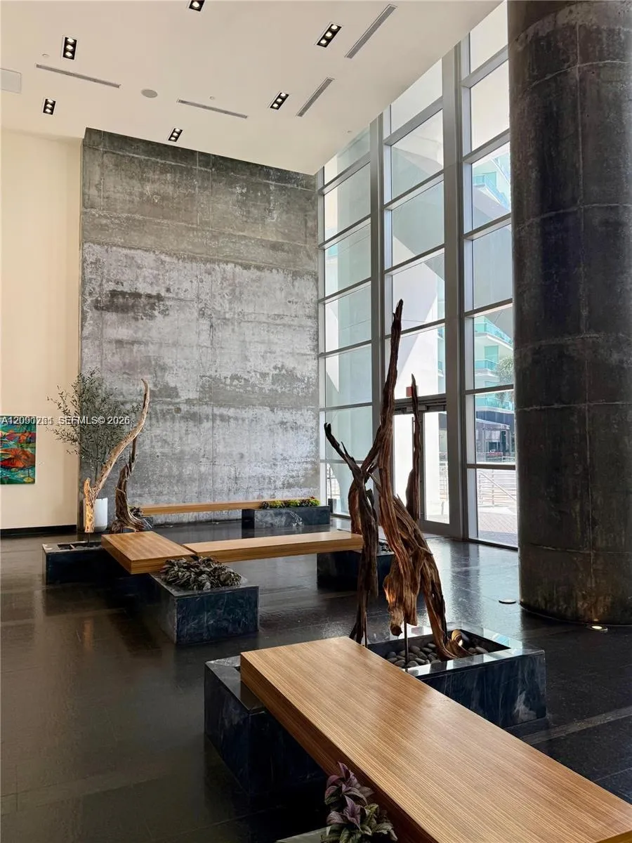 888 Biscayne Blvd #1710 Miami, FL 33132