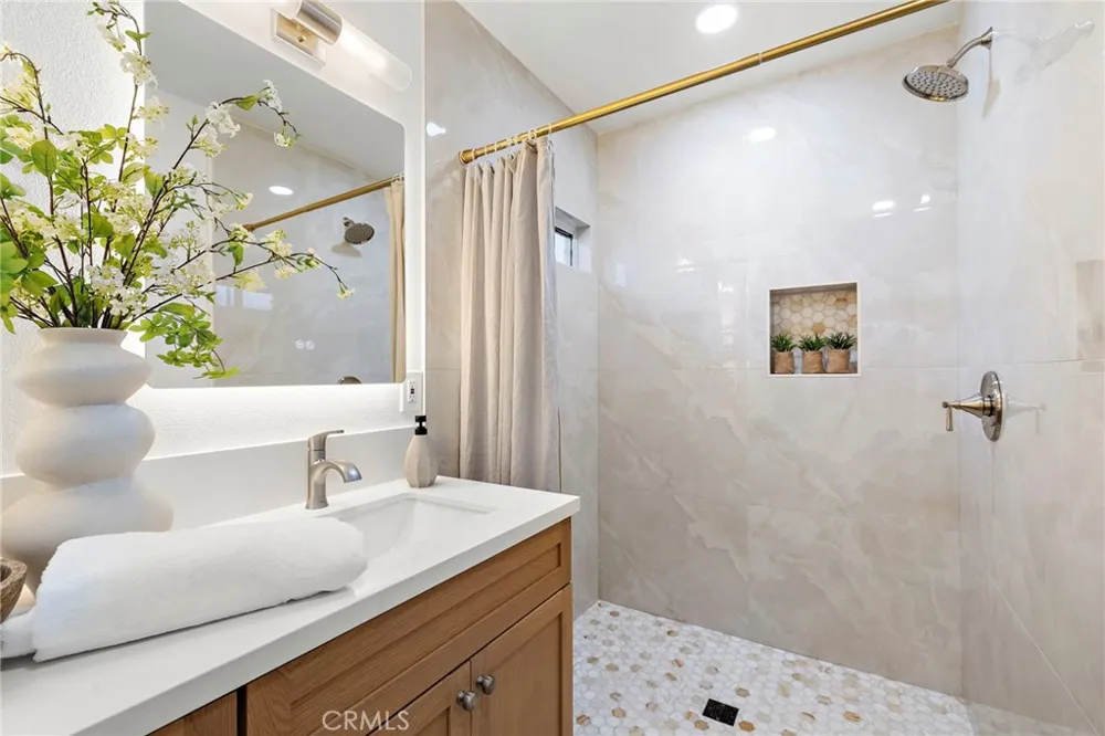 2076 Mori Orange, CA 92867