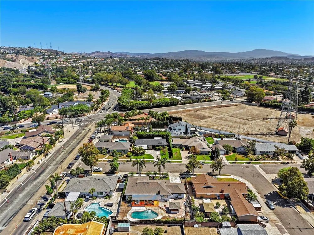 2076 Mori Orange, CA 92867