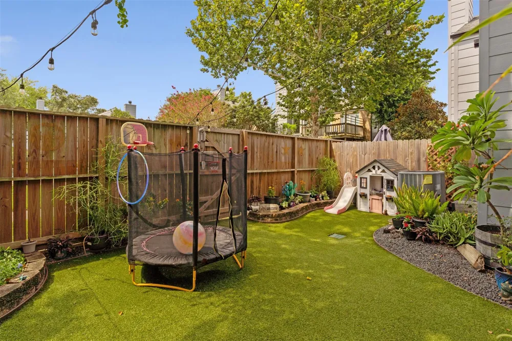 735 Worthshire Street Houston, TX 77008