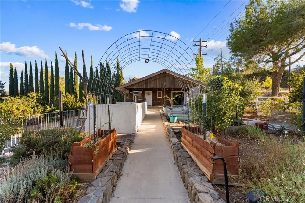 40016 90th st w Leona Valley, CA 93551
