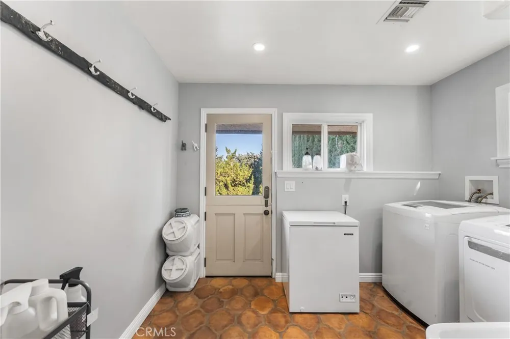 40016 90th st w Leona Valley, CA 93551