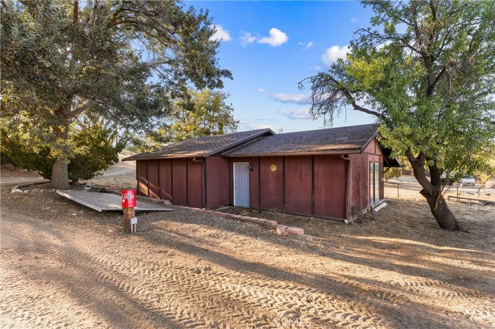 40016 90th st w Leona Valley, CA 93551