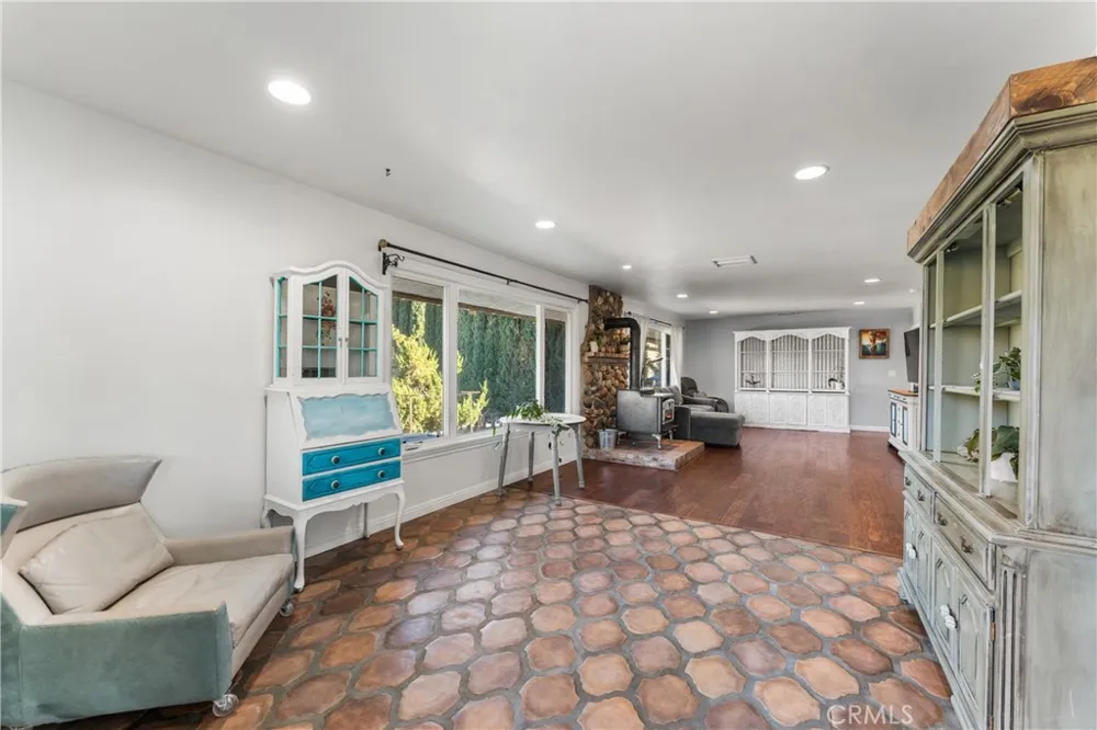 40016 90th st w Leona Valley, CA 93551