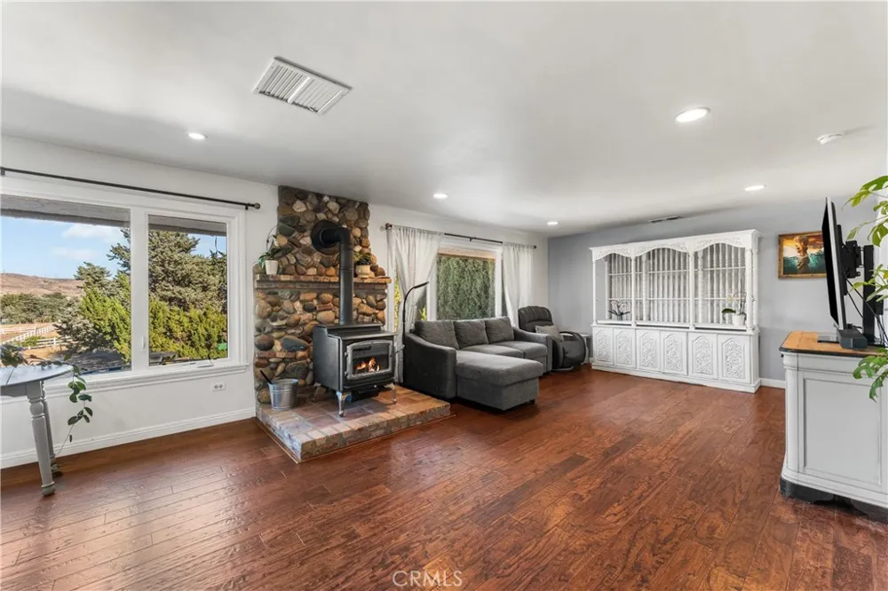 40016 90th st w Leona Valley, CA 93551