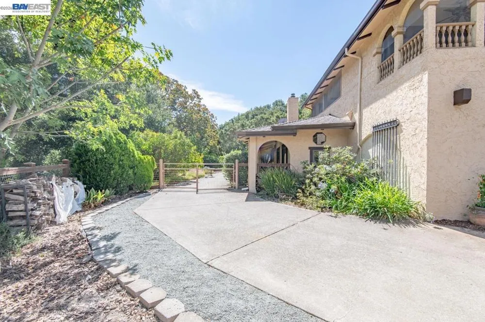 35575 Palomares Rd Castro Valley, CA 94552