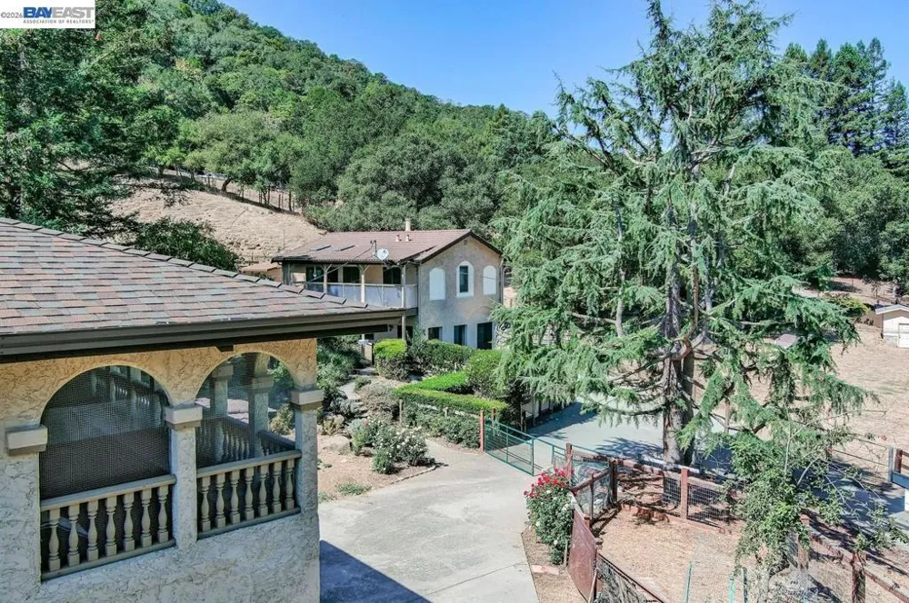 35575 Palomares Rd Castro Valley, CA 94552