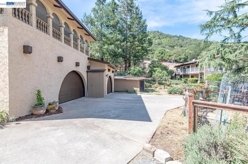 35575 Palomares Rd Castro Valley, CA 94552